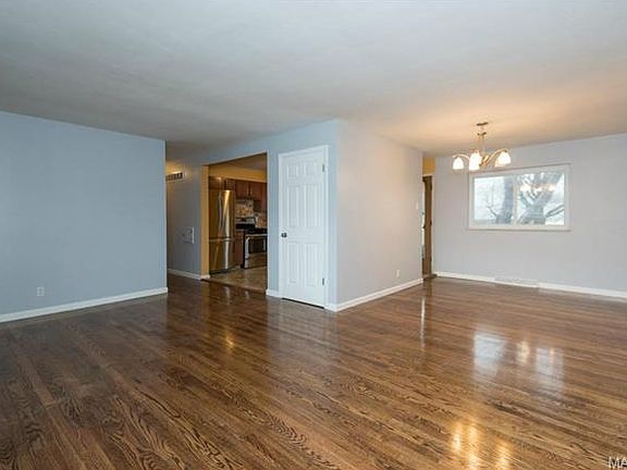 4th image of 9762 Dober Dr