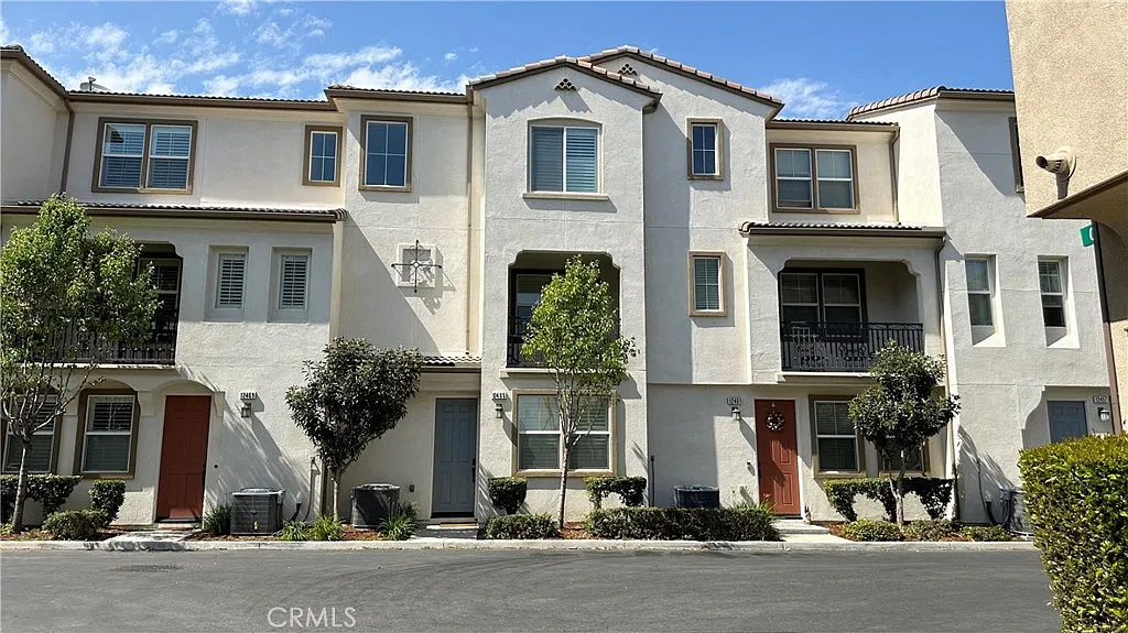 3 bed, 4.0 bath, 1499 sqft, $3,200 — Photo 1