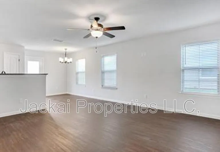 243 W Forest Ave — Photo 4