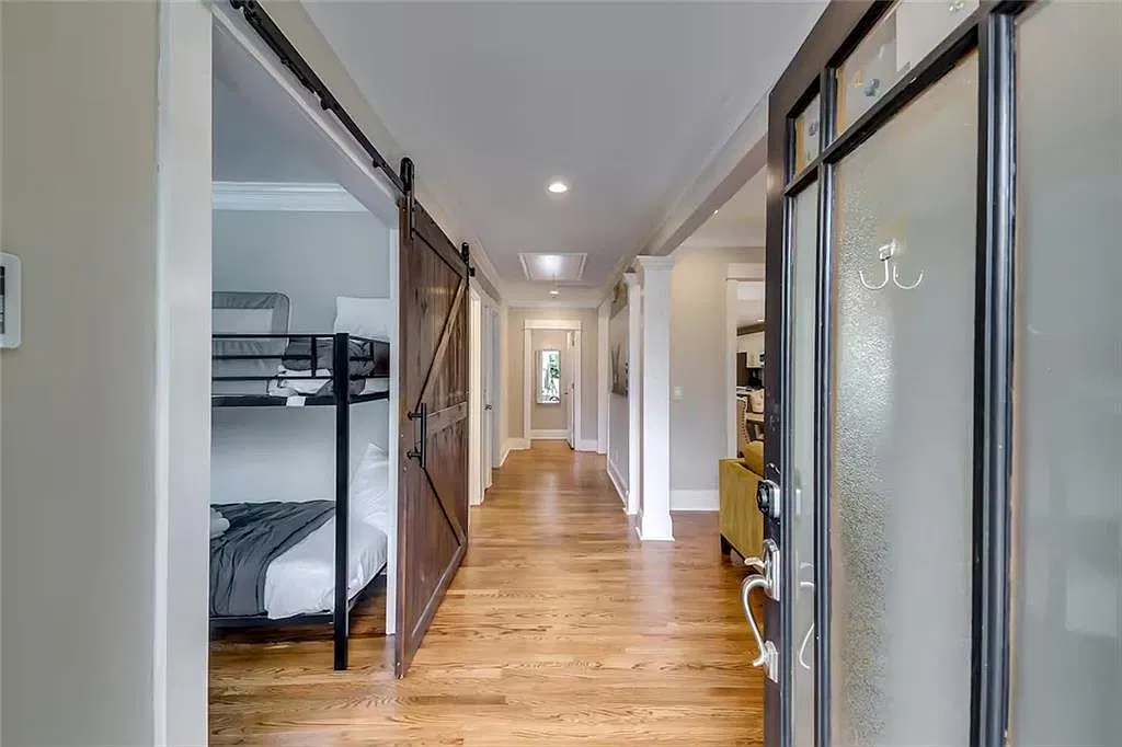 4 bed, 4.0 bath, 2212 sqft, $5,500 — Photo 2