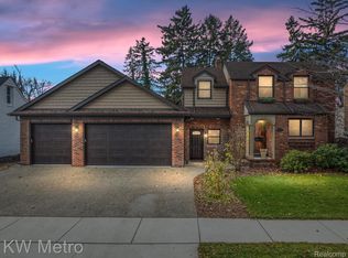 407 Touraine Rd, Grosse pointe farms, MI 48236