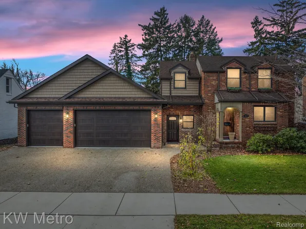 407 Touraine Rd, Grosse Pointe Farms, MI 48236