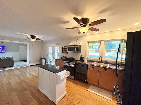4th image of 262 Pequot Ave