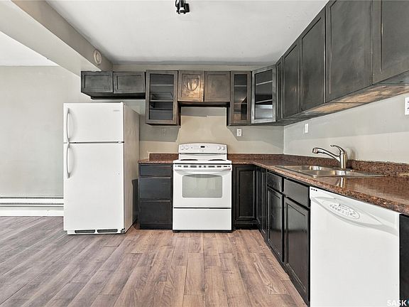 2nd image of 916 Athol Street