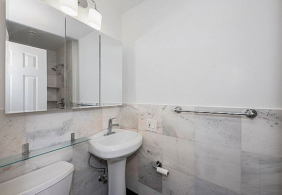 4th image of 1059 Union St APT 5D