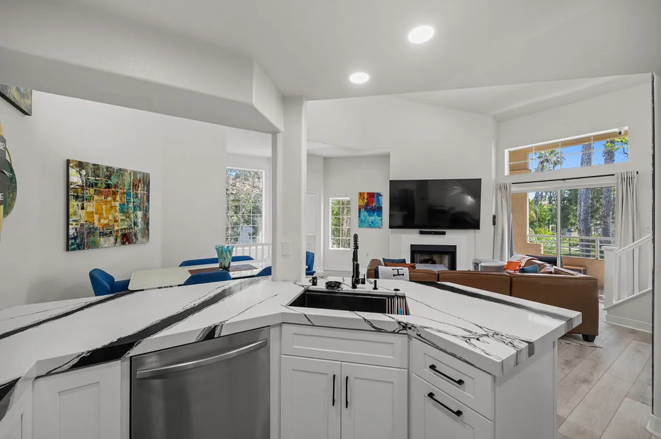 3 bed, 1658 sqft, $5,950 — Photo 3