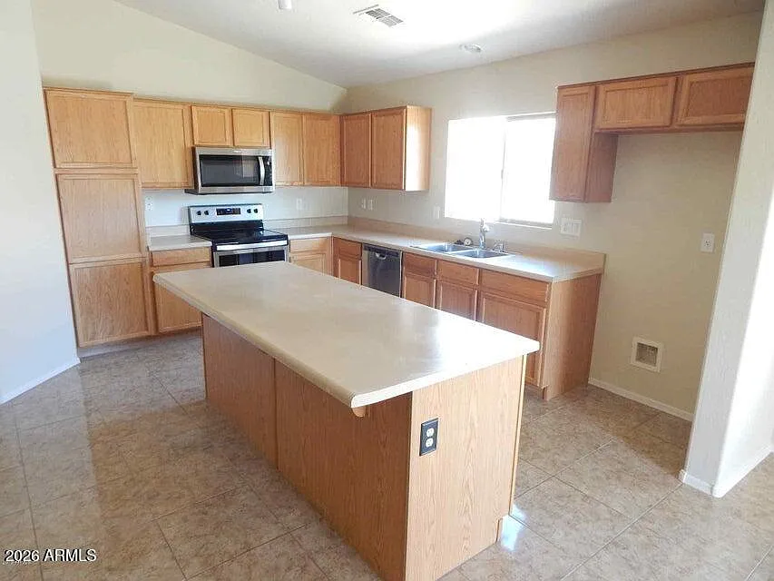 4 bed, 2.0 bath, 1615 sqft, $1,900 — Photo 4