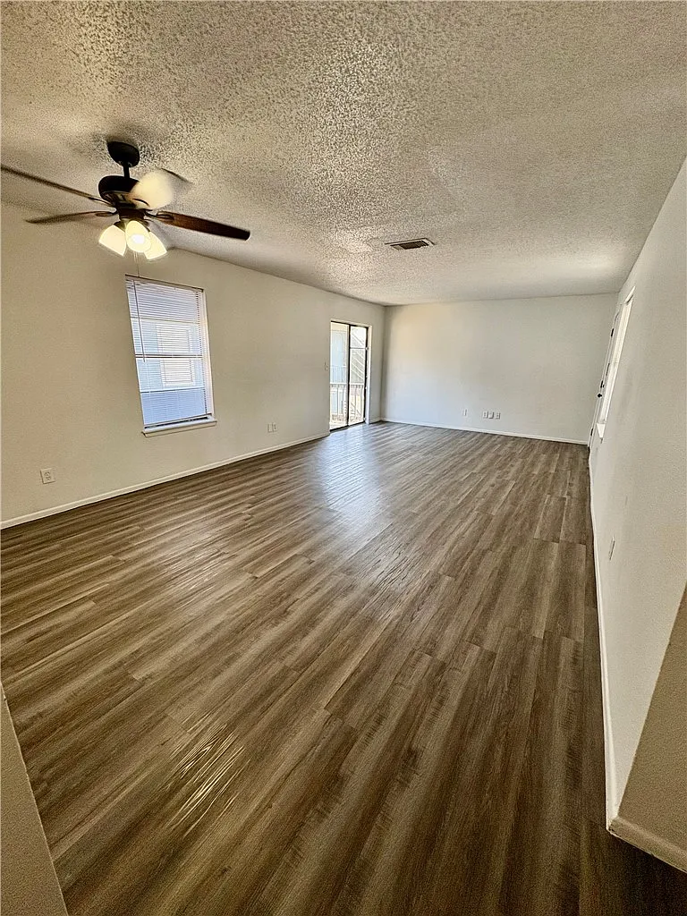 2 bed, 1.5 bath, 4162 sqft, $1,149 — Photo 3