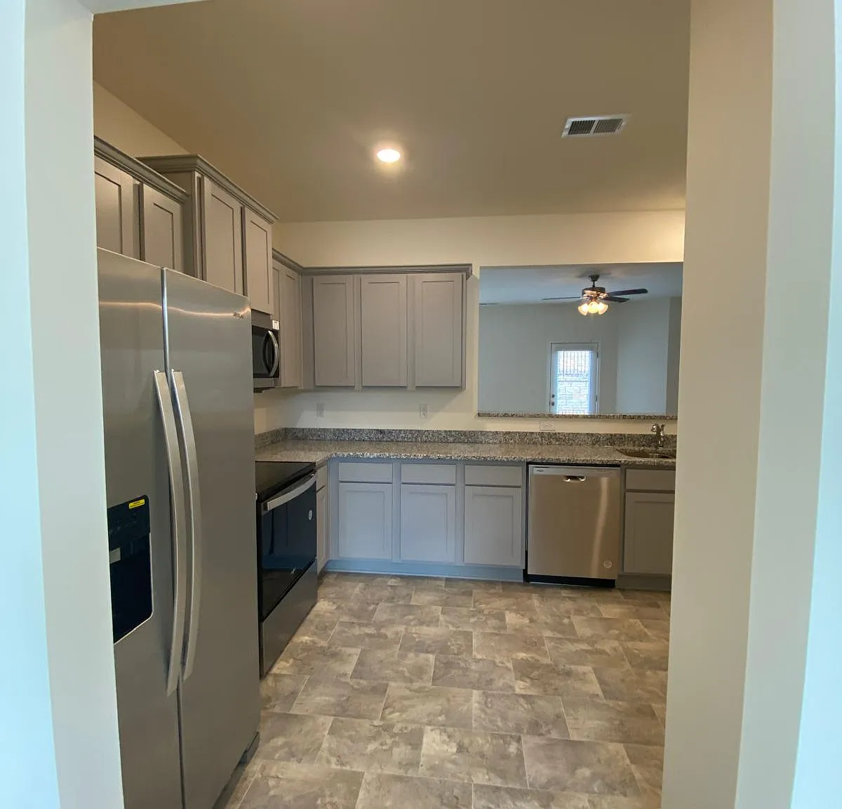 3 bed, 2.5 bath, 1611 sqft, $2,100 — Photo 4