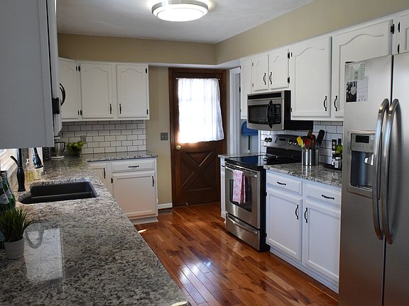New Quartz & tile backsplash