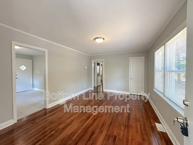 3 bed, 1.0 bath, 980 sqft, $1,425 — Photo 3