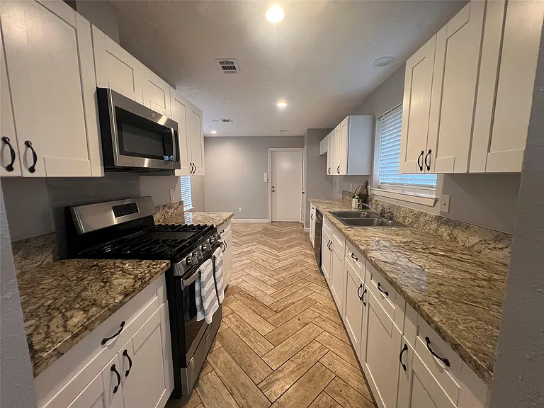 1202 Manorglen Dr — Photo 5