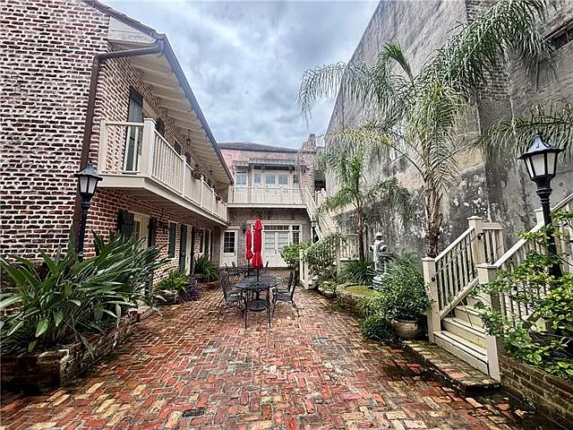 1027 Chartres St #F — Photo 21