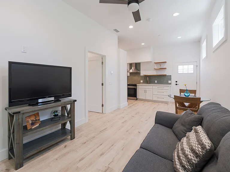 248 N Stevens St — Photo 4