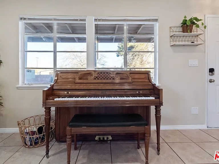 38457 Sumac Ave — Photo 2
