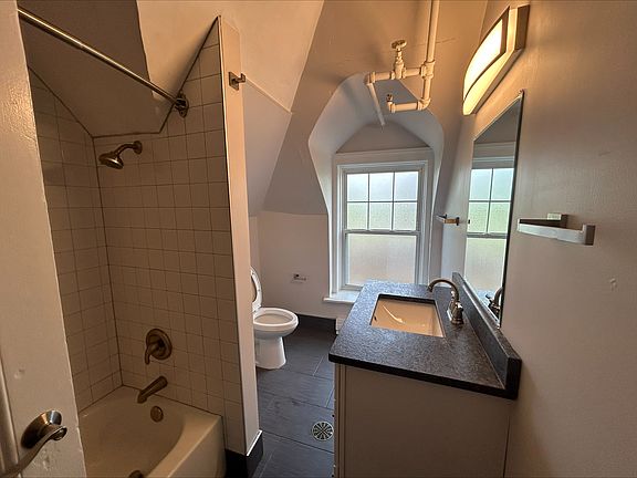 4th image of 139 Troup St #305