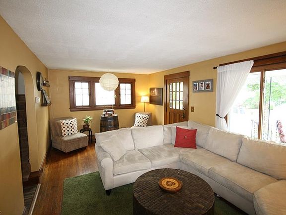 4th image of 1634 Rosewood Ave