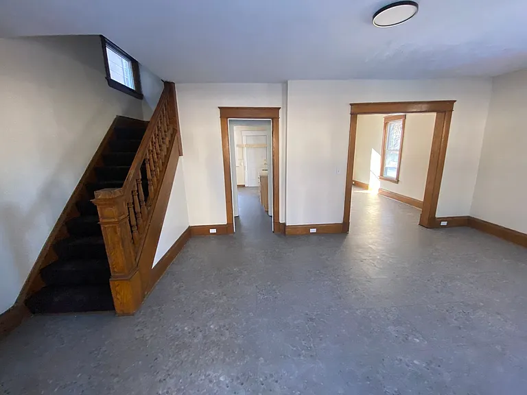 747 E 6th St — Photo 2