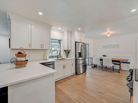 2nd image of 418 Englewood Isles Pkwy