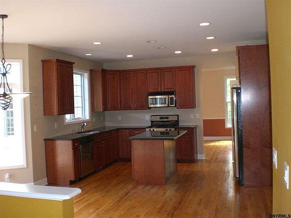 2nd image of 4 Eleanor Ct