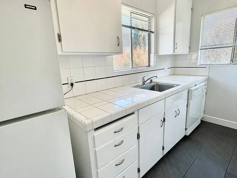466 N Fair Oaks Avenue — Photo 5