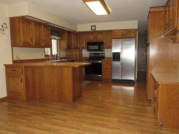 2nd image of 411 Front St E