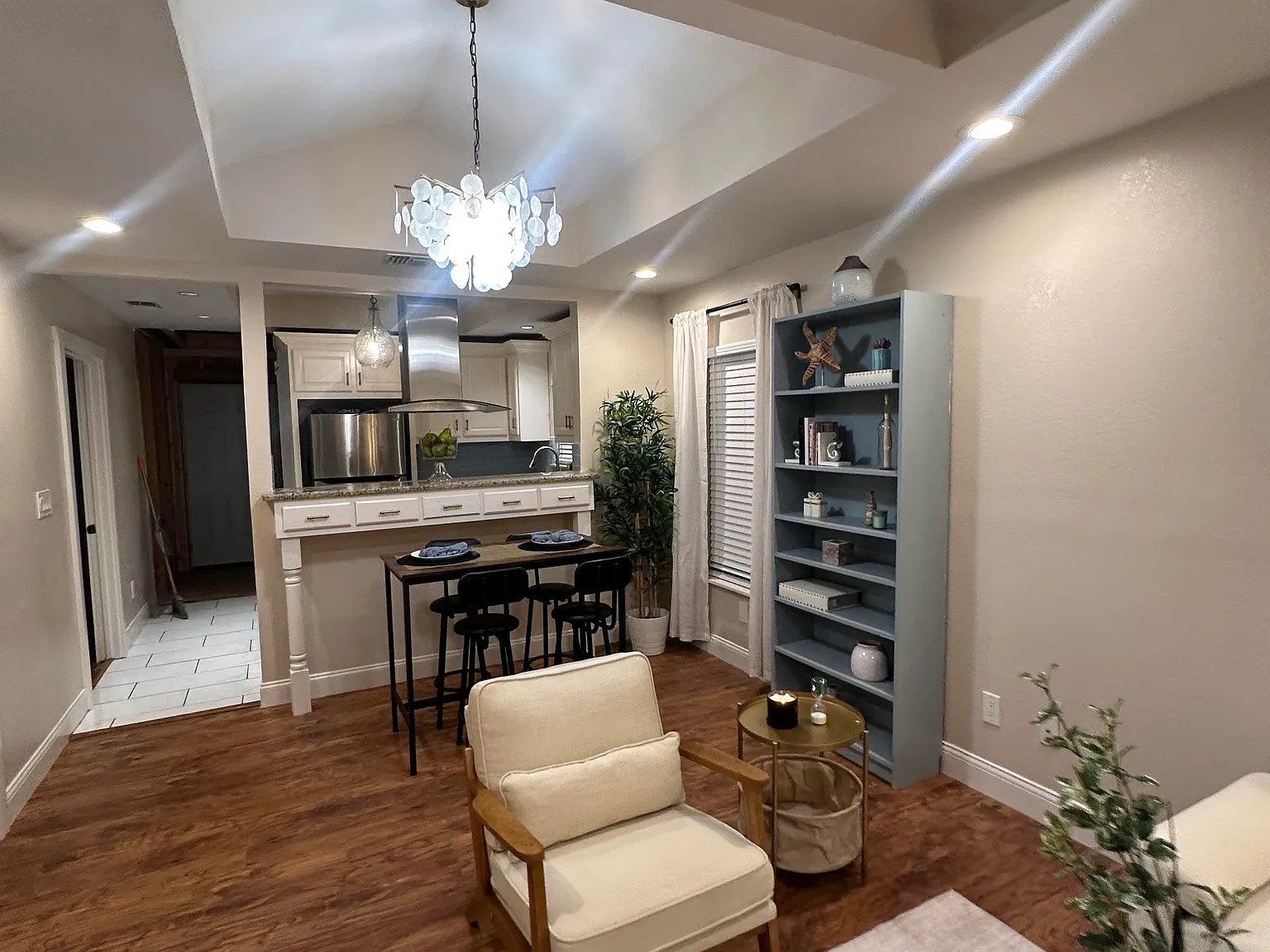 2 bed, 864 sqft, $1,800 — Photo 2