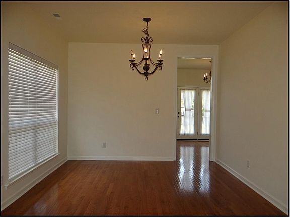 4th image of 1017 Castlemaine Way