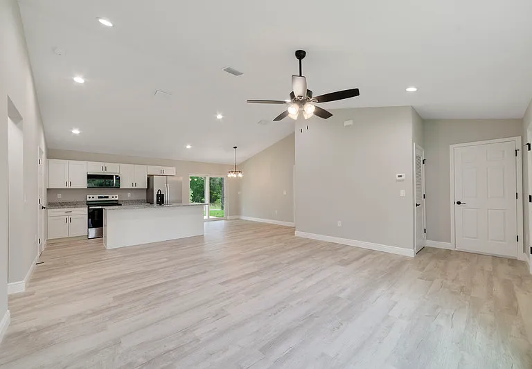 339 W Goldcoast Pl — Photo 2