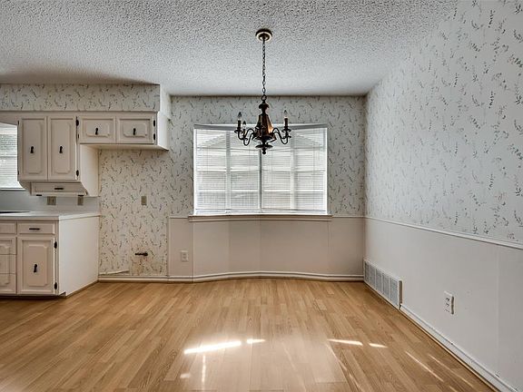 4th image of 3313 Peachtree Ln