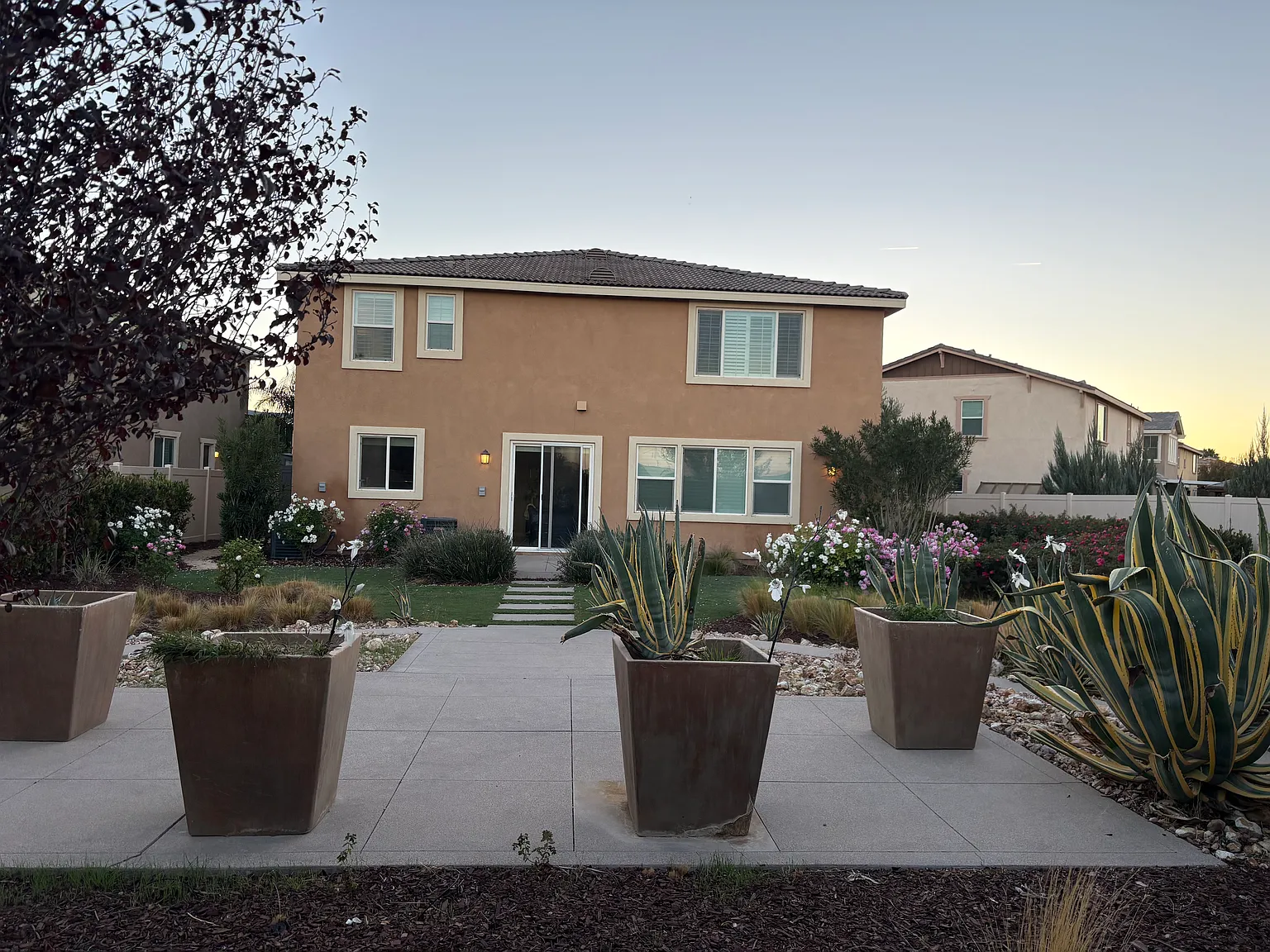 5 bed, 3975 sqft, $4,900 — Photo 4