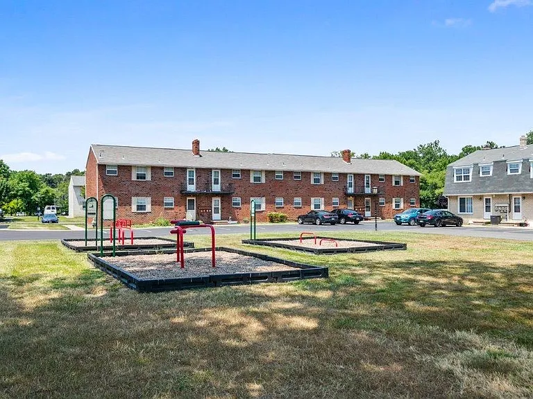 Roberts Mill Apartments and Townhomes — Photo 27