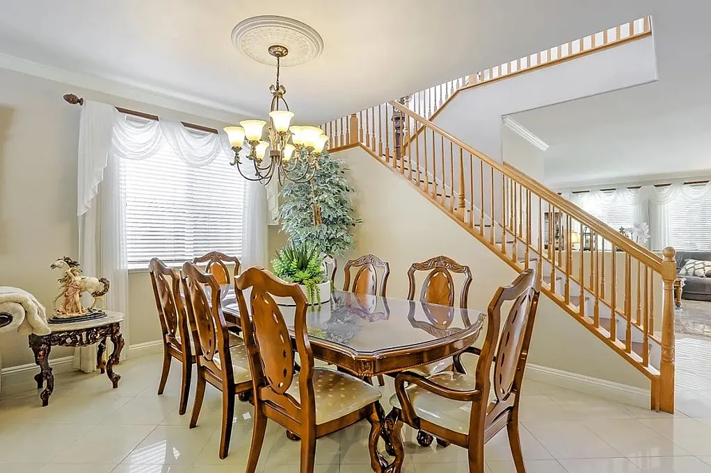 5 bed, 3179 sqft, $750 — Photo 1