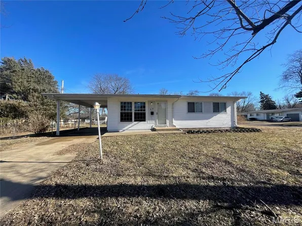 36 Loveland Dr, Florissant, MO 63031