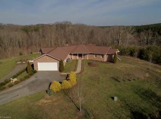 1102 Bear Creek Ln, Pinnacle, NC 27043