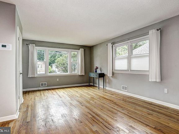 3rd image of 4717 Quimby Ave