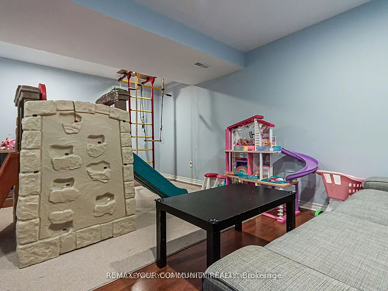 688 Hamilton Cres — Photo 17