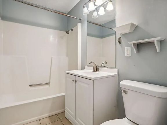 3rd image of 2536 California St NE