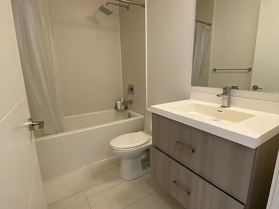 4th image of 50 Wellesley St #4002