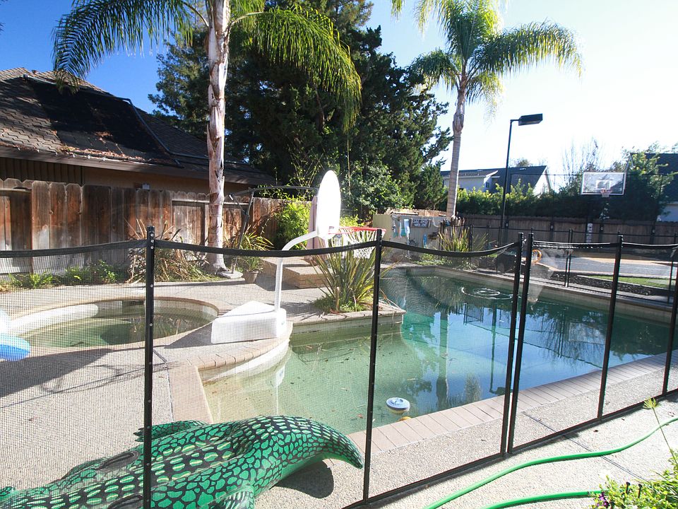 2nd image of 2612 Van Dyke Cir