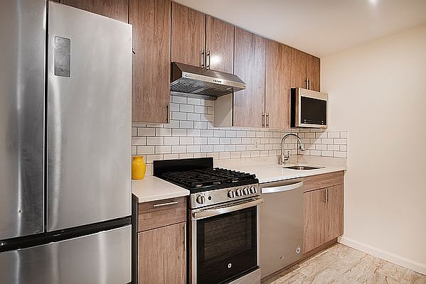 1st image of 102 Bayard St APT 2