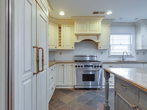4th image of 4935 Robindale Ln