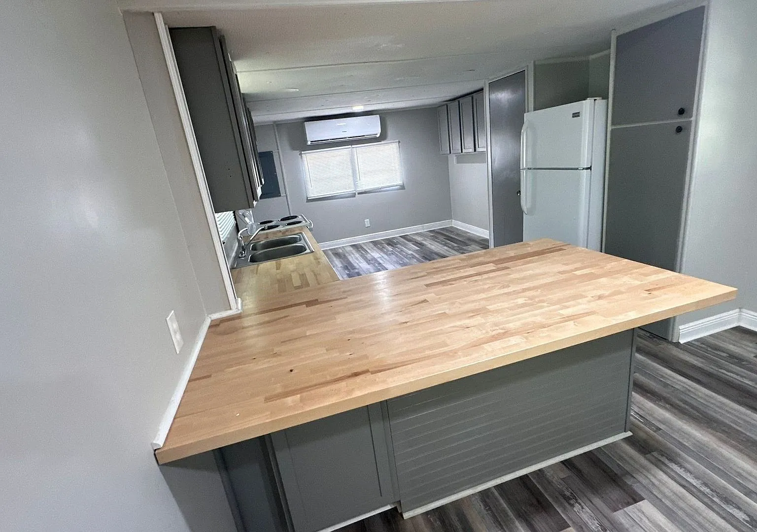 Cute! 2 Bedroom / 1 Bath Manufactured Home (Casselberry)- — Photo 4