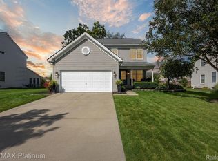 1126 Cantor Ln, South Lyon, MI