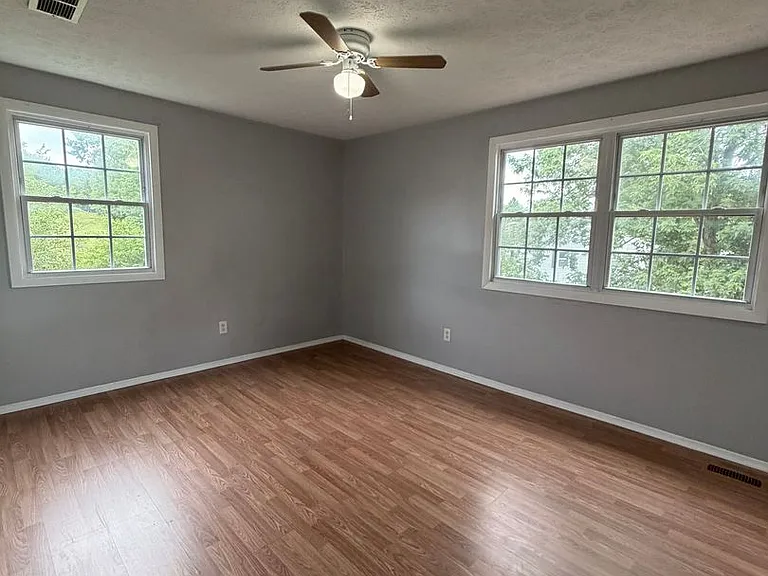 556 Burlington Ct — Photo 12