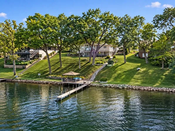 1879 Long Pointe Dr, Bloomfield Hills, MI 48302