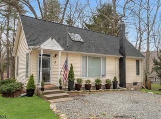 3 Redmans Dr, Oak Ridge, NJ 07438