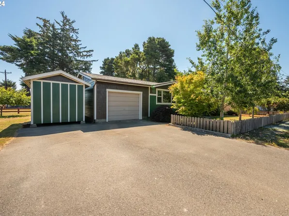 325 Michigan Ave SE, Bandon, OR 97411