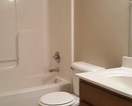 5th image of 801 Oak Arbor Ct APT A
