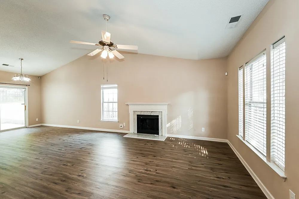 3 bed, 2.0 bath, 1285 sqft, $1,930 — Photo 4